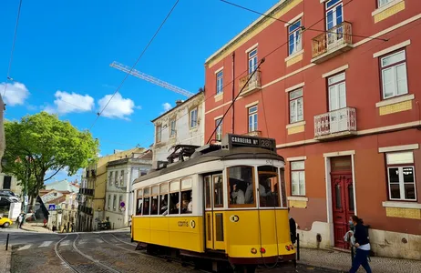 Lisboa Tour Passeio de Tuk Tuk por Alfama, Graça e Miradouros com vinhos e petiscos saindo de Lisboa