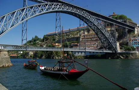 Porto Tour Passeio TukTuk pela Cidade do Porto + Visita e prova de caves de vinho do Porto + Cruzeiro das Seis Pontes no Rio Porto