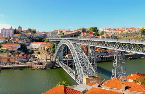 Porto Tour Passeio privativo TukTuk pela Cidade do Porto + Visita e prova de caves de vinho do Porto + Cruzeiro das Seis Pontes no Rio Porto