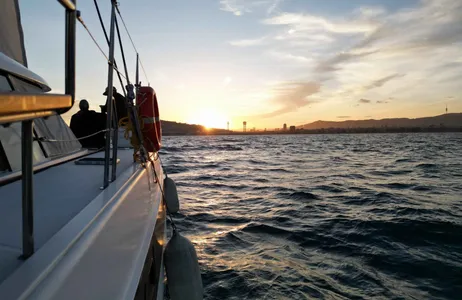 Barcelona Tour Passeio de catamarã ao põr do Sol com música ao vivo em Barcelona