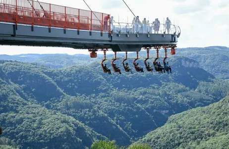 Gramado Tour Combo Bustour - Um dia de Uso + Ingresso SkyGlass - Entrada + Plataforma + Abusado 