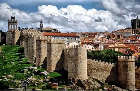 Madri Tour Combo regular: Transfer IN ou OUT + Tour Avila e Segovia (02 monumentos)
