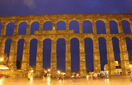 Madri Tour Combo regular: Transfer IN + OUT + Tour Avila e Segovia (02 monumentos) 