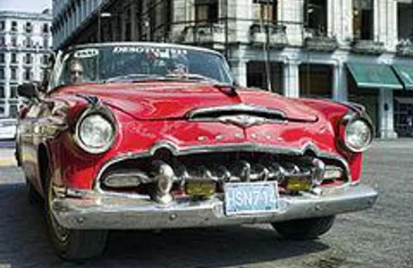 Havana Tour Walking Tour de duas horas em Havana + 1 Hora de tour em carro clássico + Museu do Rum com almoço 