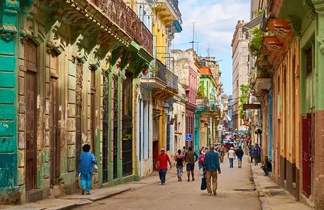 Havana Tour Walking Tour de duas horas em Havana + 1 Hora de tour em carro clássico + Museu do Rum com almoço + Translado de ida e volta
