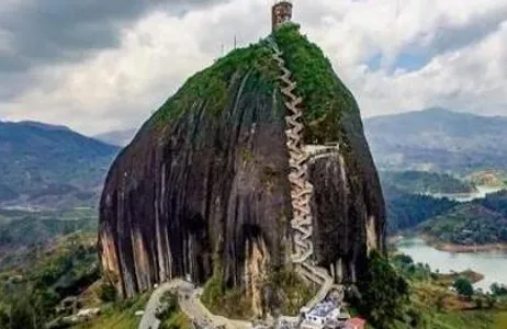 Passeio pela Pedra do Peñol e Guatapé