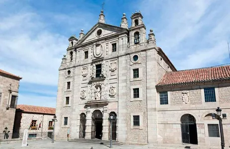 Ávila com entrada nas Muralhas e Segóvia com entrada no Alcázar - Dia inteiro