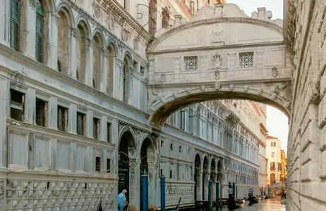 Shared gondola ride under the Bridge of Sighs