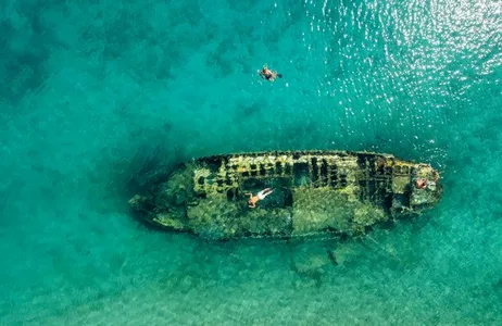 Lagoa Azul, naufrágio e cruzeiro Solta com almoço e bebidas ilimitados saindo de Split