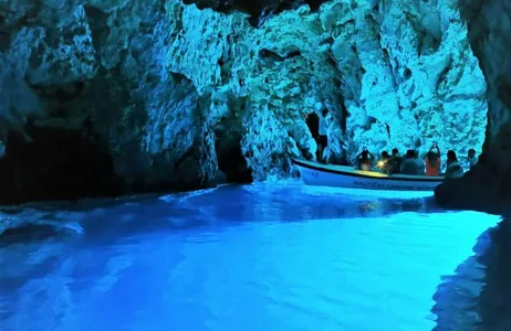 Excursão para grupos pequenos em cavernas azuis, Vis e Hvar