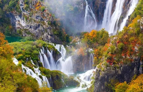 Transfer de grupo de Split para Zagreb com parada nos Lagos Plitvice com ingresso incluído