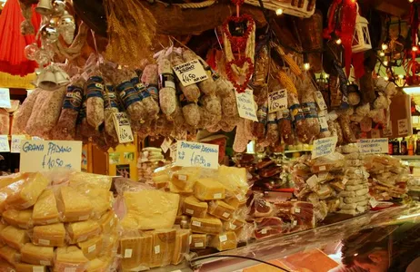 Visita ao mercado local e aula particular de culinária com almoço na casa de um morador local em Bolonha