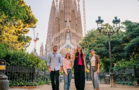 Sagrada Familia with Official Guide and Fast Track Entry - Small Group