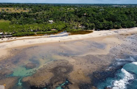 Walk to Espelho Beach