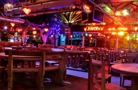 Noite de festa em Medellín