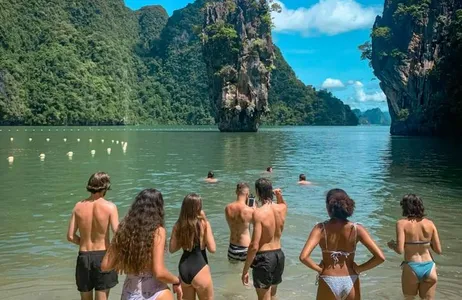 James Bond e além com guia de língua espanhola