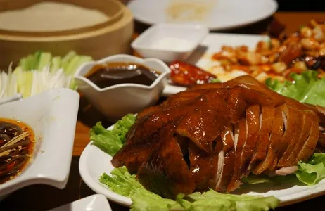 Jantar Tradicional de Pato Laqueado de Pequim (Peking Duck)
