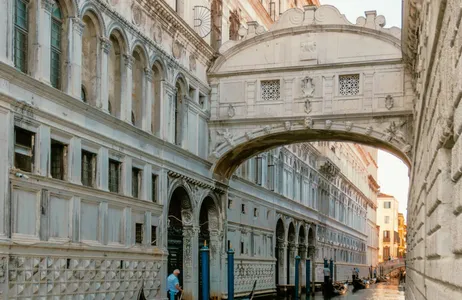 Venice Tour Passeio de gôndola compartilhado sob a Ponte dos Suspiros