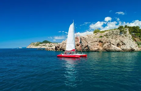 Dubrovnik Tour Cruzeiro de catamarã em Dubrovnik e Caverna Azul com paradas para nadar