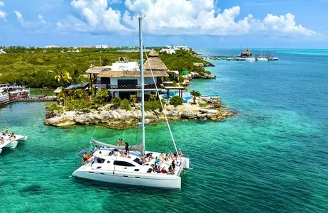 Cancún Tour Catamarã em Cancún: Isla Mujeres, mergulho com snorkel, bebidas e almoço buffet