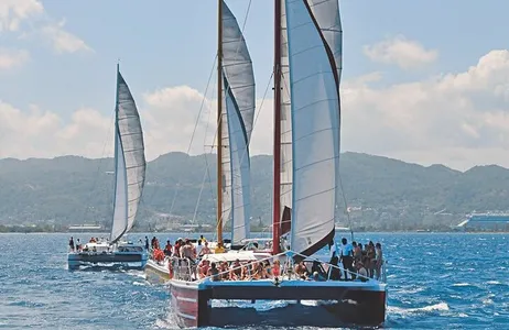 Montego Bay Tour Catamarã em Montego Bay: passeio de mergulho com snorkel, bar aberto e DJ de reggae