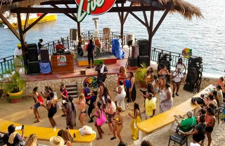 Negril Tour Catamarã em Negril: Festa ao pôr do sol para adultos com bebidas e DJ