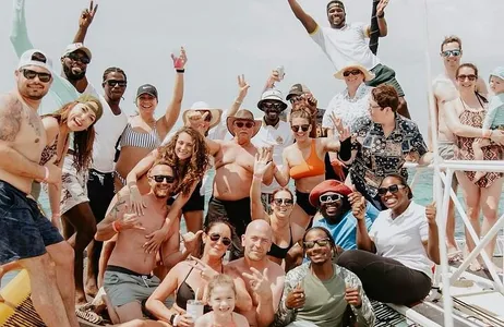 Negril Tour Catamarã em Negril: Passeio de barco ao pôr do sol com mergulho de snorkel, DJ e Ricks Cafe