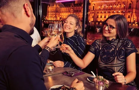 Budapest Ticket Budapeste: Passeio de barco com jantar no rio Danúbio