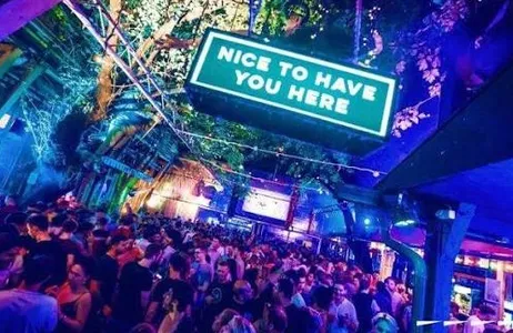 Budapest Tour Pub Crawl Budapest: recorrido nocturno por bares en ruinas con interacción con los lugareños.