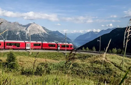 Milan Ticket St. Moritz y Tirano: Excursión de un día desde Milán + billete de tren a la Bernina