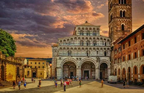 Lucca: Food and sightseeing walking tour of the medieval city