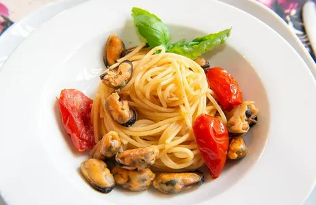 Comparte tu pasión por la pasta: Clase de pasta y tiramisú para grupos pequeños en casa de un local en Lecce