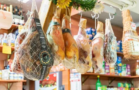 Visita al mercado local y clase de cocina privada con almuerzo en la casa de un local en Lecce.