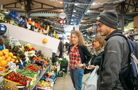 Visita ao mercado local e aula particular de culinária com almoço na casa de um morador local em Verona
