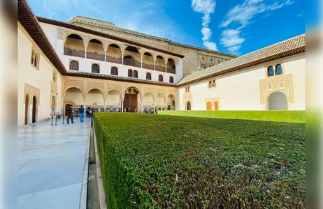 Guided tour of Alhambra de Málaga including gardens Generalife and Alcazaba