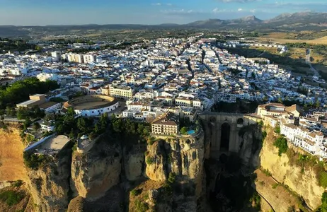 Ronda de Málaga com transferência semi-privada