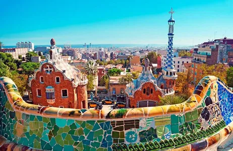 Quick access to Park Güell with guided tour