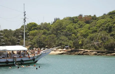 Búzios: barco e trolley com almoço