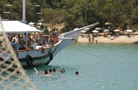 Búzios: barco e trolley com almoço